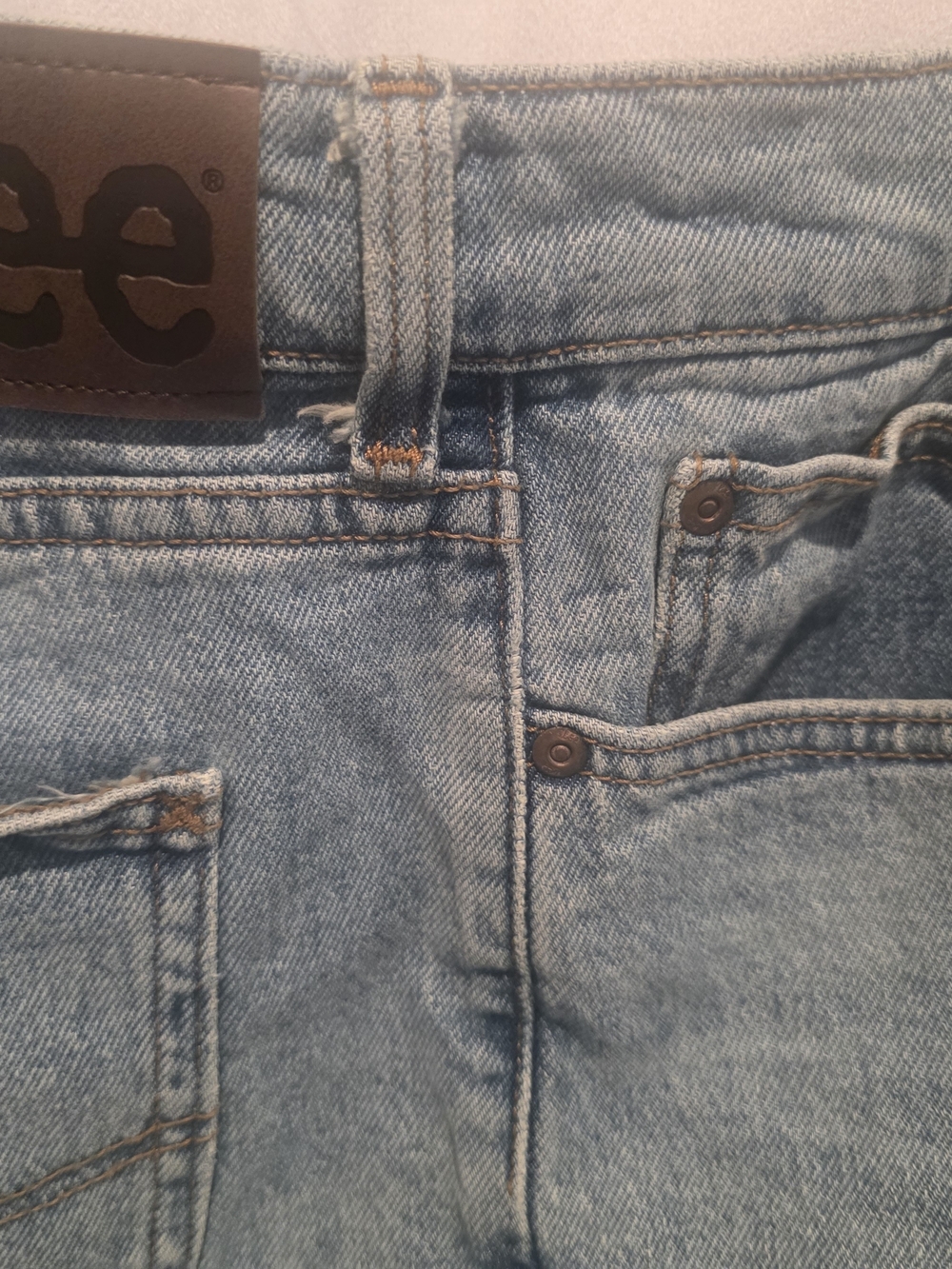 Lee Men’s Light Wash Relaxed Fit Jeans - Picture 2 of 6